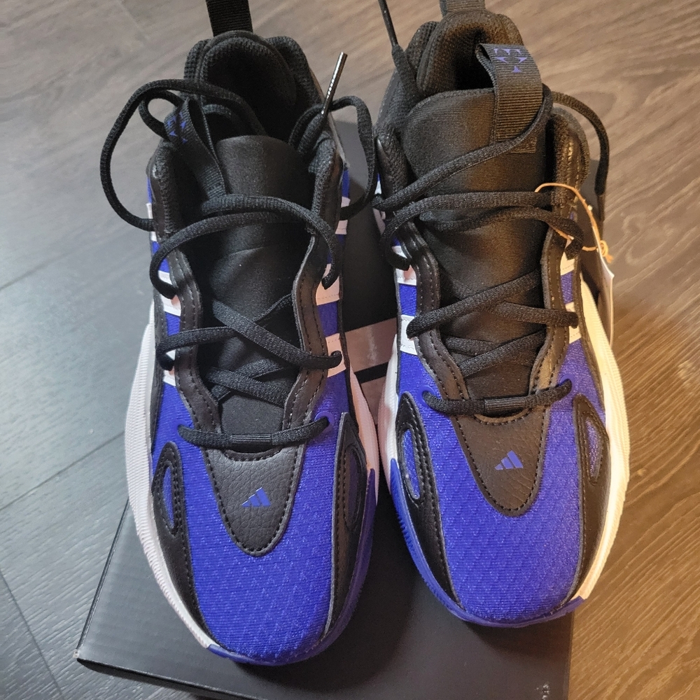 Adidas Trae Unlimited Kids shoes- size 4 youth- NEW